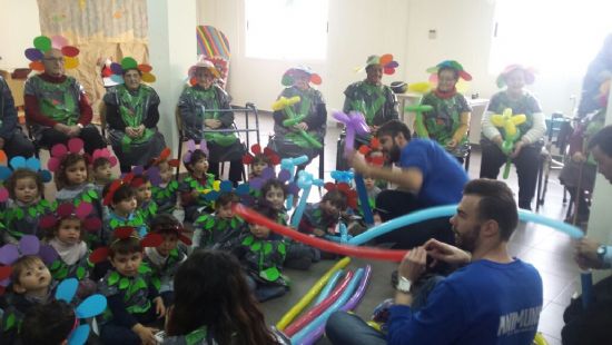 Los nios del CAI Los Cerezos celebran el carnaval con los mayores del Centro de Da
