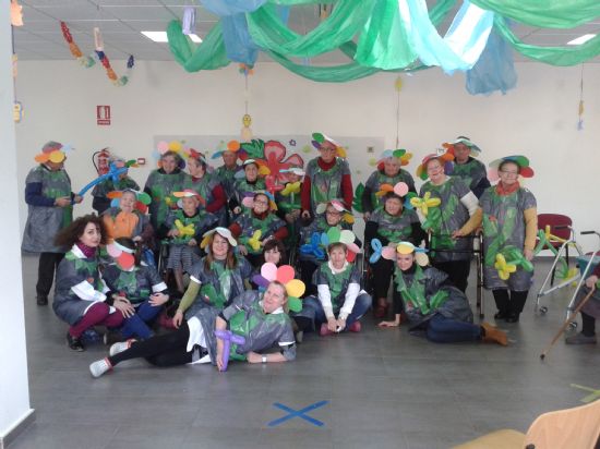 Los nios del CAI Los Cerezos celebran el carnaval con los mayores del Centro de Da