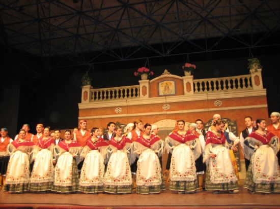 Grupos de Asturias, Badajoz y Alhama actuaron en el XIII Festival de Folklore Los Mayos