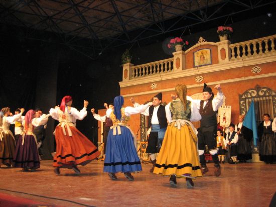 Grupos de Asturias, Badajoz y Alhama actuaron en el XIII Festival de Folklore Los Mayos