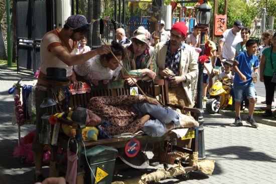 El teatro de calle llena de risas el parque de La Cubana