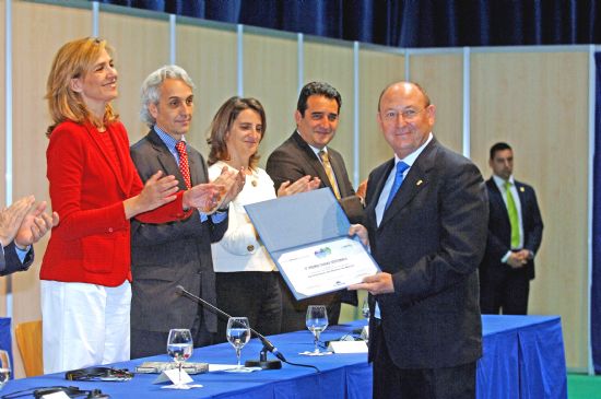 El alcalde de Alhama de Murcia, Juan Romero Cnovas, recibe de manos de SAR la Infanta Cristina el premio finalista Ciudad Sostenible 