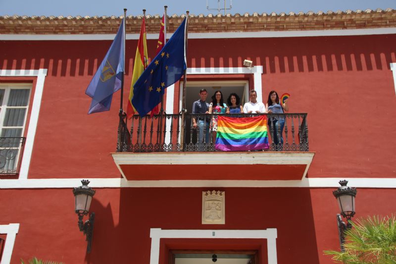 La bandera arcoiris luce por primera vez en el balcn del Ayuntamiento