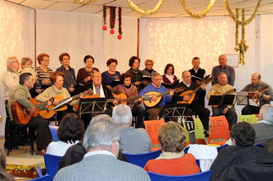Jubilados y pensionistas disfrutan de la Navidad en el Centro de Mayores