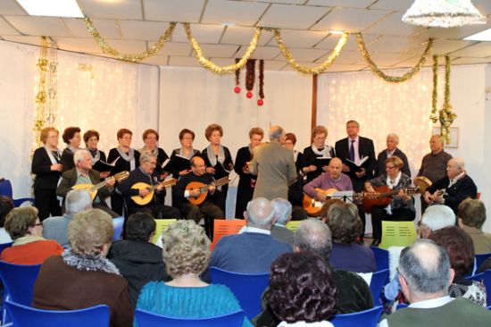 Jubilados y pensionistas disfrutan de la Navidad en el Centro de Mayores