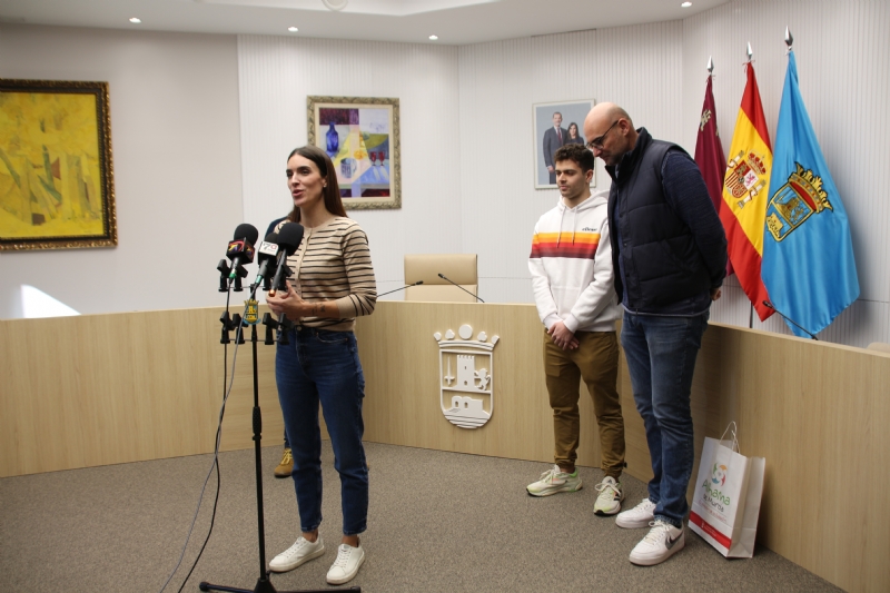 El Ayuntamiento de Alhama de Murcia recibe al nadador Pedro Ruano, campen nacional de mariposa