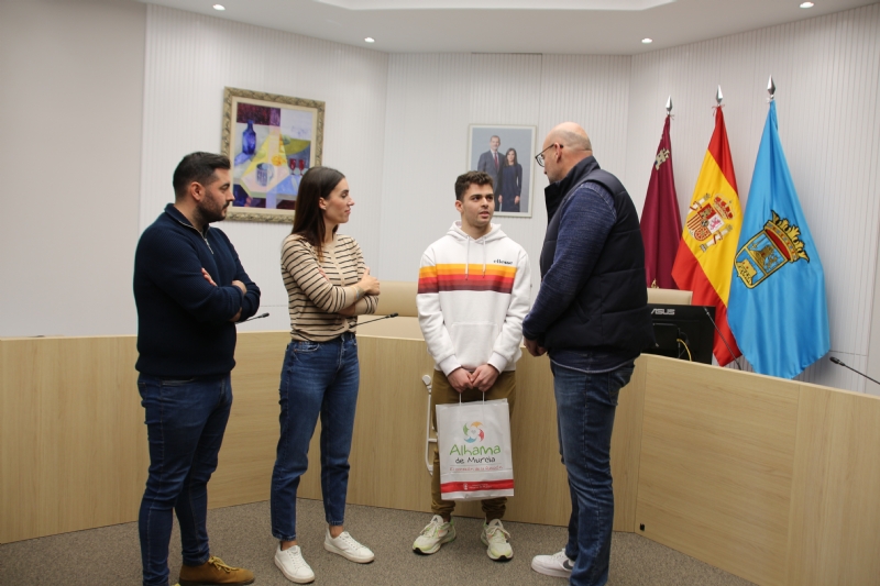 El Ayuntamiento de Alhama de Murcia recibe al nadador Pedro Ruano, campeón nacional de mariposa