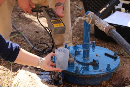 Recogida de muestras del agua termal de Alhama