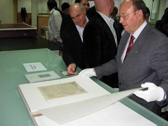 Importantes documentos municipales del siglo XVI restaurados por la Consejera de Cultura