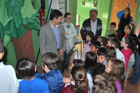 El alcalde y la concejala de Educacin viajan con Julio Verne de la mano de los nios del centro Ricardo y Codorniu