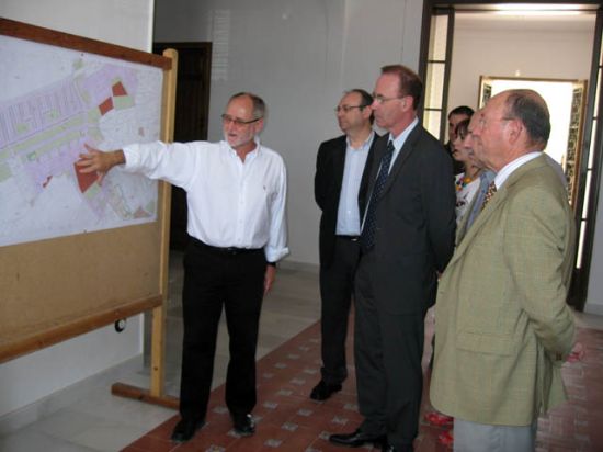 El director general de Urbanismo visita la primera urbanizacin de ampliacin del casco urbano tras la aprobacin del PGMO