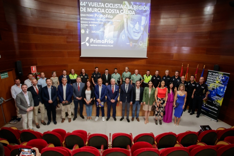 La Vuelta Ciclista a la Regin de Murcia Costa Clida ha homenajeado a las Policas Locales, Guardia Civil y los distintos componentes de la seguridad en carretera