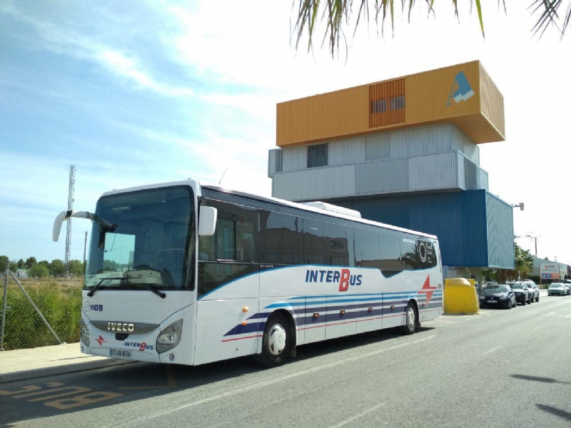 El Parque Industrial de Alhama cuenta con una nueva lnea de autobs para los trabajadores de Murcia