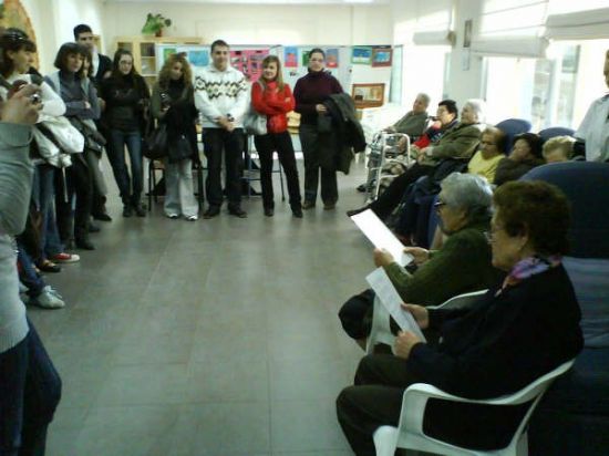 Varios estudiantes del Modulo Superior de Integracin Social de Lorca visitan el Centro de Estancias Diurnas de la localidad
