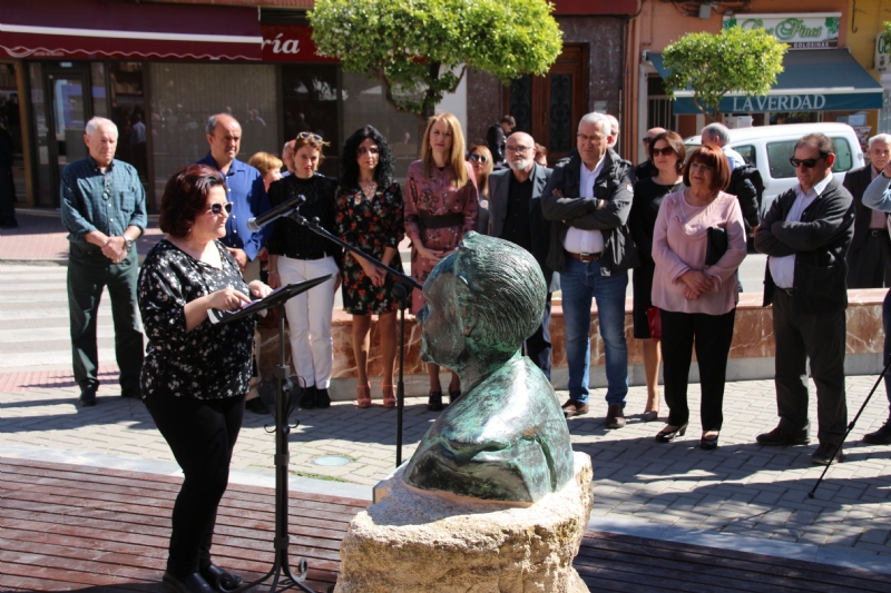 Alhama homenajea a Isabelica la Comadrona con un busto en el jardn de Los Pinos