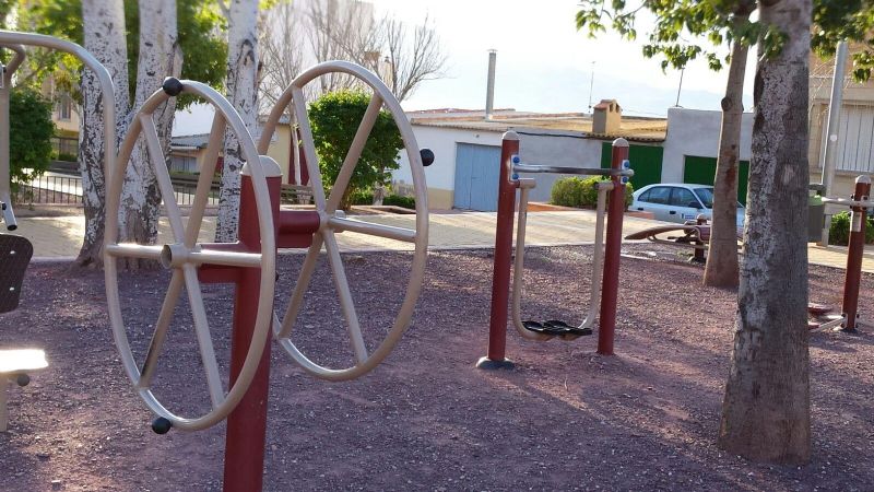 El Ayuntamiento de Alhama especializa a dos trabajadores en el mantenimiento e instalacin de juegos infantiles y biosaludables