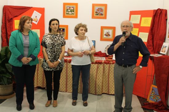La asociacin de mujeres CERES expone obras de sus diversos talleres en la Plaza Vieja