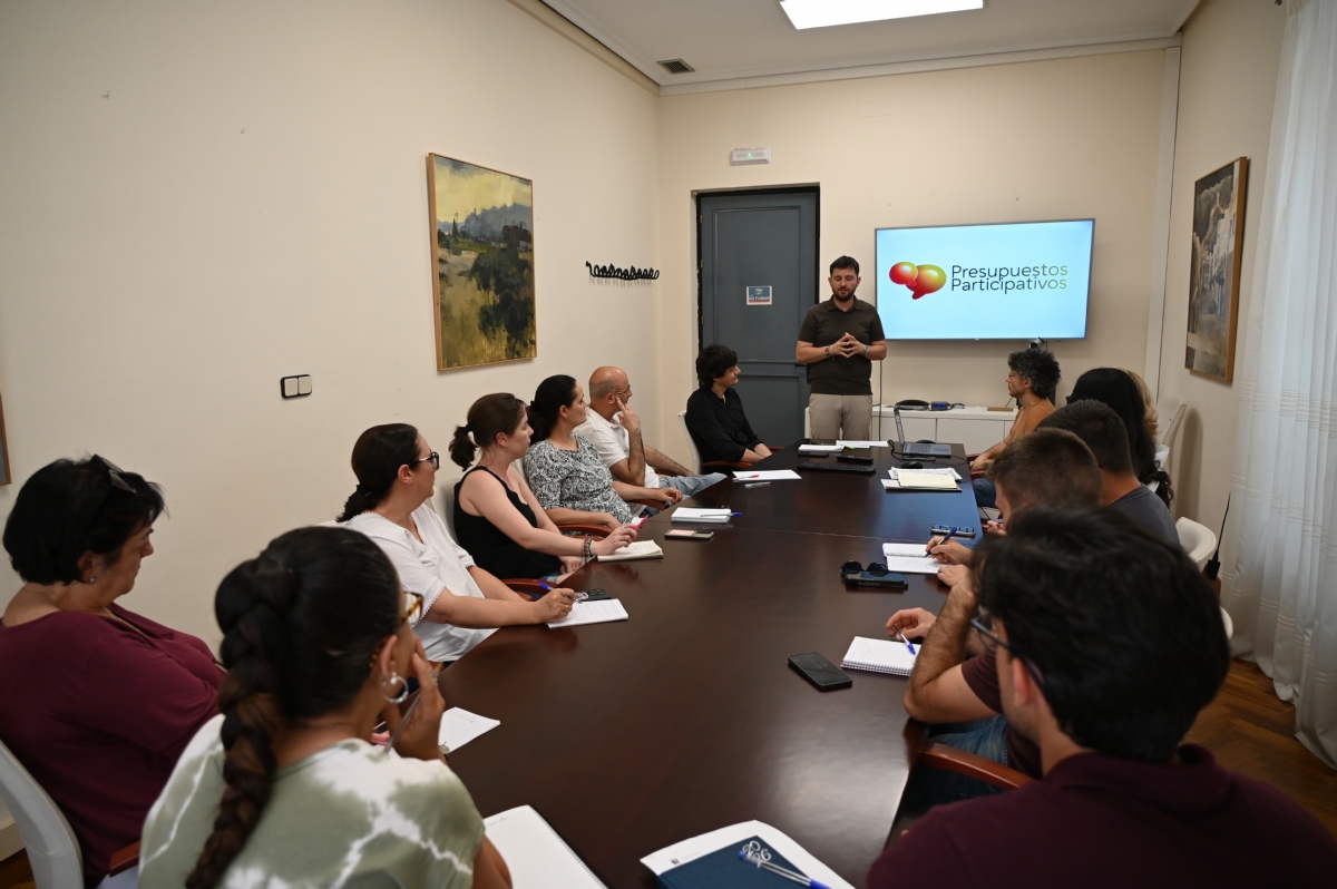 Técnicos municipales analizan las propuestas que optarán a los Presupuestos Participativos 2026-2027