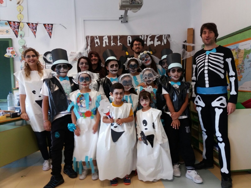 Escolares de El Caarico celebran la fiesta de Halloween acompaados por el Agente Tutor