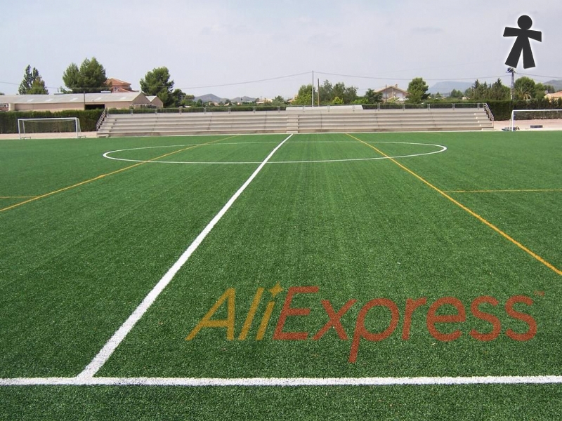 Campo de fútbol del complejo Guadalentín con la imagen del nuevo patrocinador