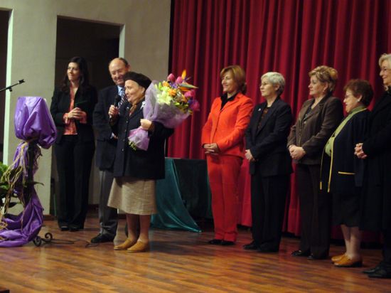 Josefa Romera recibe de manos del alcalde del municipio el Premio Violeta 2008
