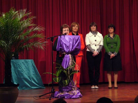 Josefa Romera recibe de manos del alcalde del municipio el Premio Violeta 2008