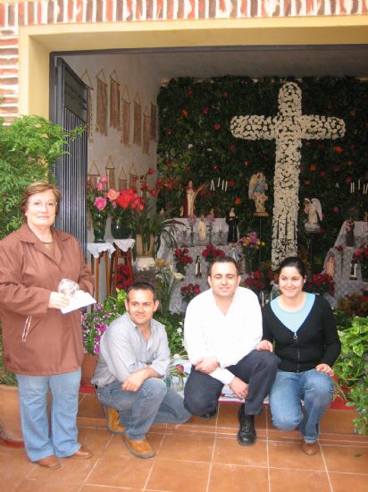 Una Cruz de Mayo elaborada por tres nios gana el concurso en categora individual