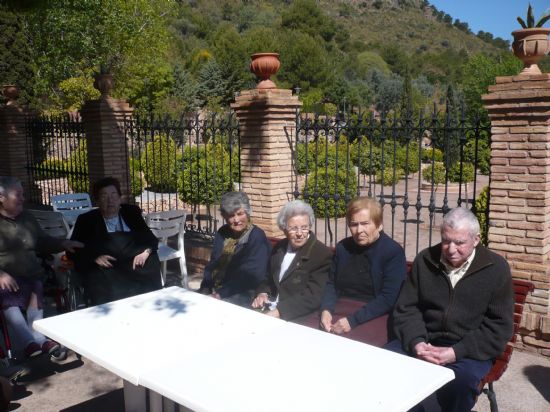 Los usuarios del Centro de Estancias Diurnas realizan una visita a la Santa de Totana