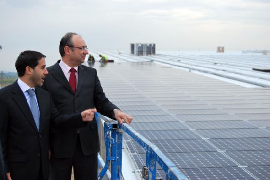 El alcalde visita la construccin de naves con cubiertas solares en el polgono industrial 