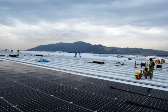 El alcalde visita la construccin de naves con cubiertas solares en el polgono industrial 