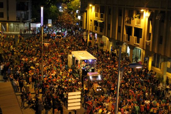Miles y miles de vecinos participan en el Pasacalle Nocturno de Corremayos