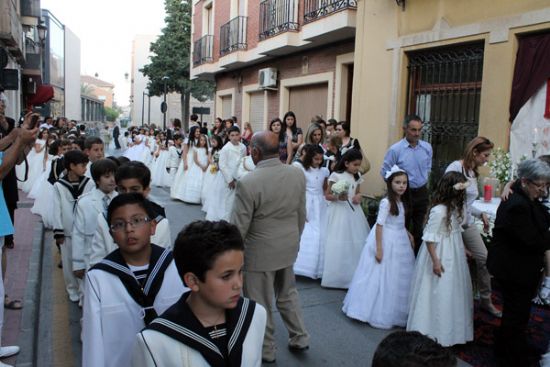 Los niños de Comunión salen en procesión con el Corpus 