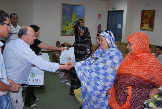 Los nios saharauis acogidos por familias alhameas son recibidos en el Ayuntamiento