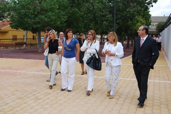El alcalde de Alhama, Jos Espadas, junto a la consejera de Presidencia y Administraciones Pblicas inauguraron hoy las obras de remodelacin del Jardn de Cervantes