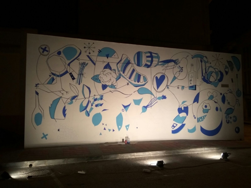 El artista Murfy realiza un mural en la Plaza de Abastos