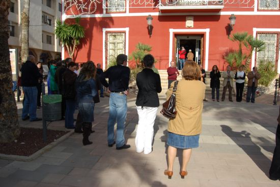 Concentracin silenciosa en la puerta del Consistorio en repulsa del asesinato terrorista de Ignacio Ura Mendizbal