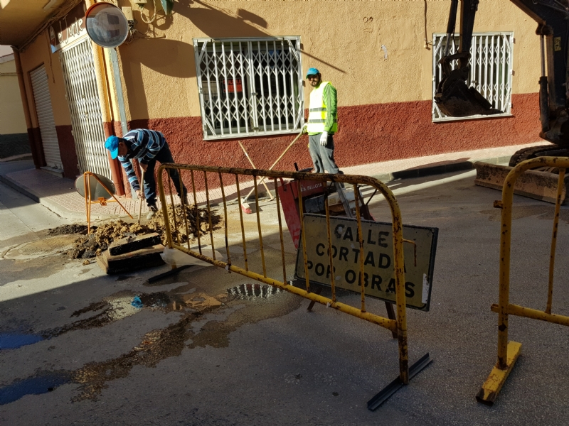 Obras de mejora de abastecimiento en las calles Isaac Albniz y Narciso Yepes