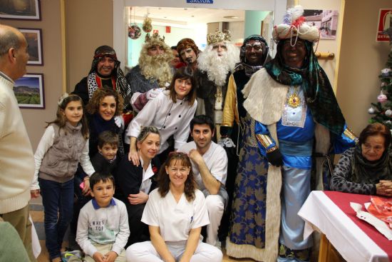 Los Reyes Magos saludan a los nios de Alhama en la puerta del Ayuntamiento