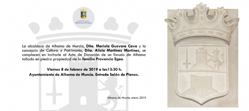 El Ayuntamiento recibe un escudo de Alhama en piedra donado por la familia Provencio Egea