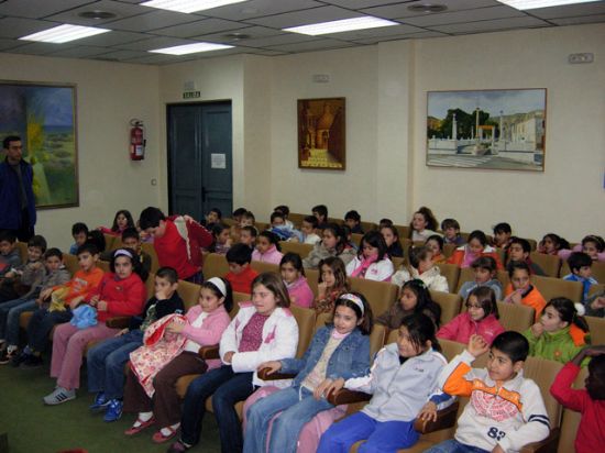 Unos setenta alumnos del Gins Daz - San Cristbal han visitado el Consistorio Local