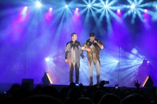 Andy y Lucas renen en su concierto a miles de personas y salen al escenario con traje de corremayos