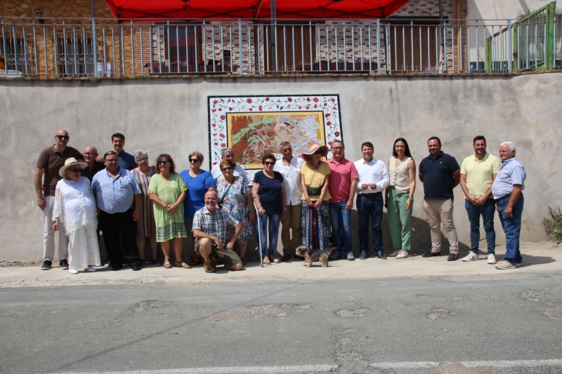 Un nuevo mural de cuerda seca hecho por los propios vecinos decora la entrada a la pedanía de Gebas