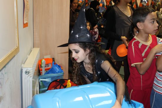 Los ms pequeos disfrutan con su peculiar fiesta de Halloween 