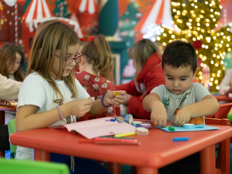 Foto de stock de Boris Hamer: https://www.pexels.com/es-es/foto/colegio-escuela-mesa-creatividad-19364668/