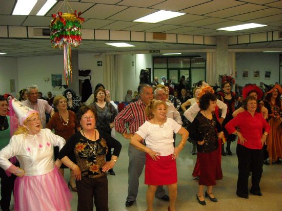 Los mayores de la localidad celebraron el Carnaval con baile y piata