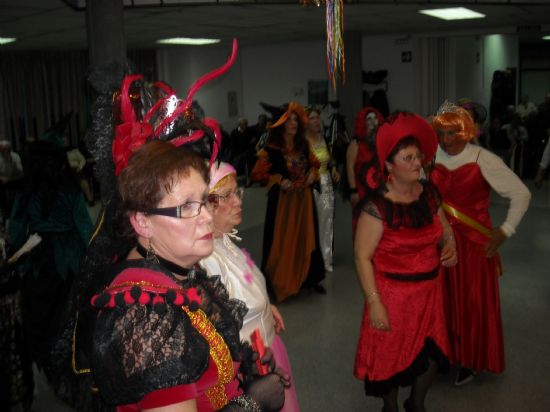 Los mayores de la localidad celebraron el Carnaval con baile y piñata