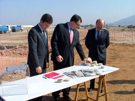El alcalde, Alfonso Fernando Cern y el consejero, Jos Ballesta ponen la primera piedra de la nueva fase, que supondr conectar el polgono con la autova Alhama-Cartagena 