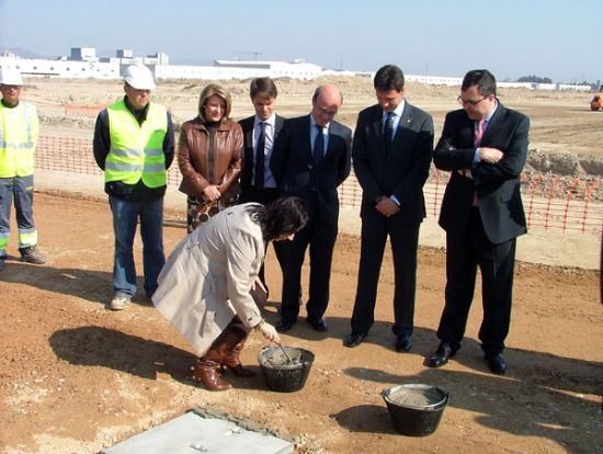 El alcalde, Alfonso Fernando Cern y el consejero, Jos Ballesta ponen la primera piedra de la nueva fase, que supondr conectar el polgono con la autova Alhama-Cartagena 