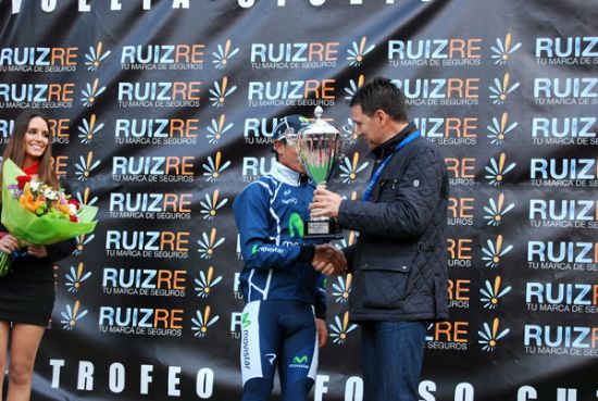 El alcalde de Alhama entreg trofeo al colombiano Nairo Quintana, ganador de la etapa con meta en la localidad 