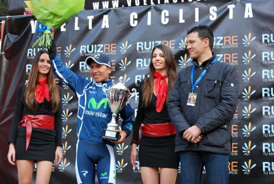 El alcalde de Alhama entreg trofeo al colombiano Nairo Quintana, ganador de la etapa con meta en la localidad 